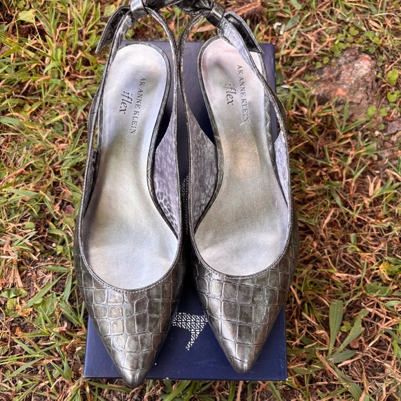 Anne Klein Shoes Metallic Pewter Pointed Toe High Heels Slingback Size 8.5 NIB - Picture 1 of 5